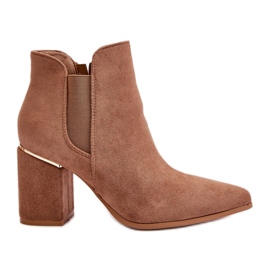 Bottes en daim écologique sur talon haut isolées marron Daivine brun Bottes en daim écologique sur talon haut isolées marron Daivine brun
