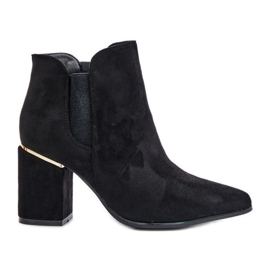 Bottes en daim écologique sur talon haut isolé noir Daivine le noir