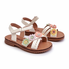 Sandales des filles fixées avec du velcro avec des fleurs blanches Sandales des filles fixées avec du velcro avec des fleurs blanches