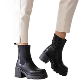 Bottines noires sur un énorme talon Tharney