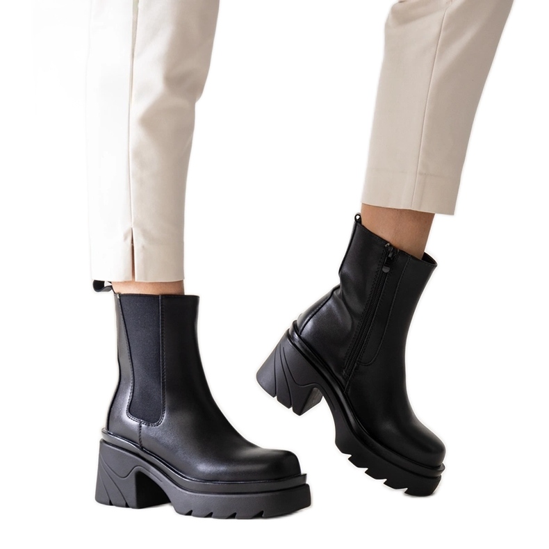 Bottines noires sur un énorme talon Tharney le noir