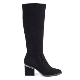 Bottines femme en daim noir sur le poteau