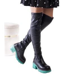 Bottes isolées noires avec un bloc Meragomi massif le noir