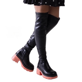 Bottes isolées noires avec un bloc Meragomi massif le noir