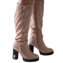 Bottes à talons hauts isolées beiges d'Alra