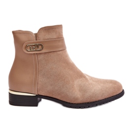 Bottes femme isolées beiges sur talon plat avec détail doré Ravasira Bottes femme isolées beiges sur talon plat avec détail doré Ravasira