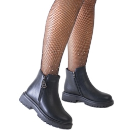 Bottines noires avec pendentif décoratif sur la plateforme en éco-cuir Melane