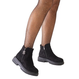 Bottines noires avec pendentif décoratif sur la plateforme en éco-daim Melane le noir Bottines noires avec pendentif décoratif sur la plateforme en éco-daim Melane le noir