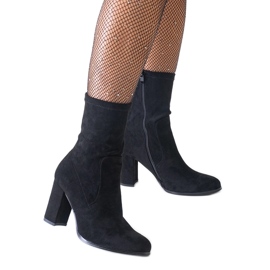 Bottines à talons hauts ajustées noires en éco-daim par Haner le noir