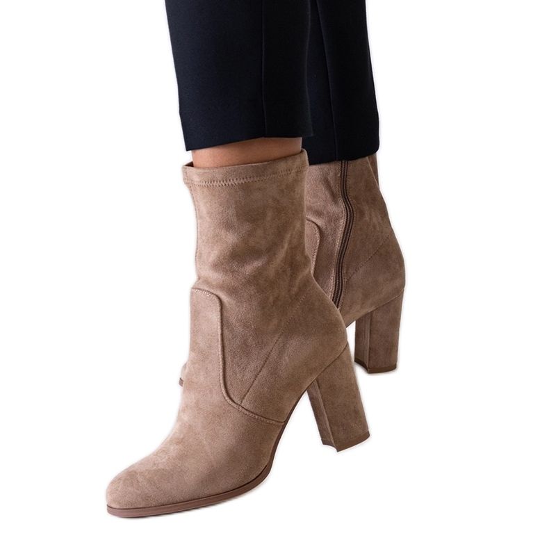 Bottines à talons hauts ajustées beiges en éco-daim par Haner