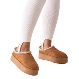 Chaussons marron décorés de broderies sur plateforme haute par Luanela brun Chaussons marron décorés de broderies sur plateforme haute par Luanela brun