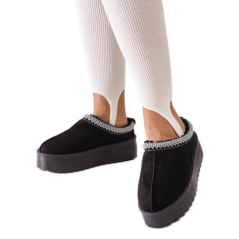 Chaussons noirs ornés de broderies sur une haute plateforme Luanel le noir Chaussons noirs ornés de broderies sur une haute plateforme Luanel le noir