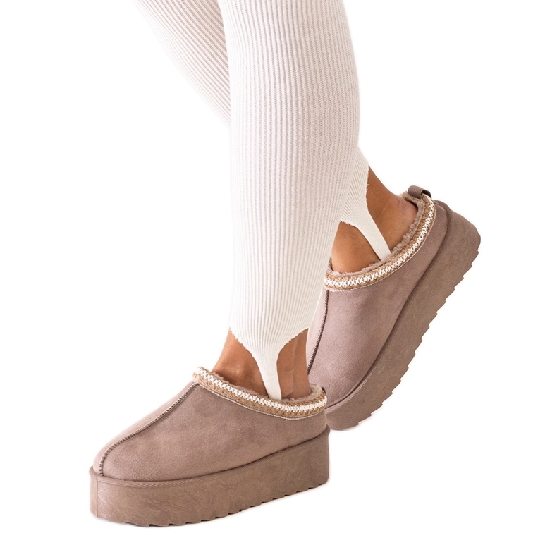 Chaussons beige foncé ornés de broderies sur plateforme haute par Luanela