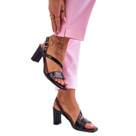 Sandales laquées noires sur le poteau