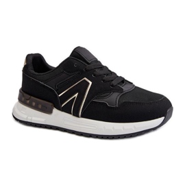 Chaussures de sport sur une délicate plateforme noire le noir
