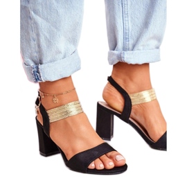 Sandales à talons hauts avec bride décorative noire