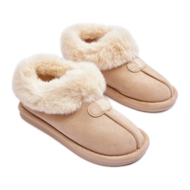 Pantoufles à enfiler isolées pour femmes beige clair Pantoufles à enfiler isolées pour femmes beige clair