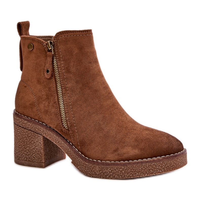 Bottines femme isolées marron brun