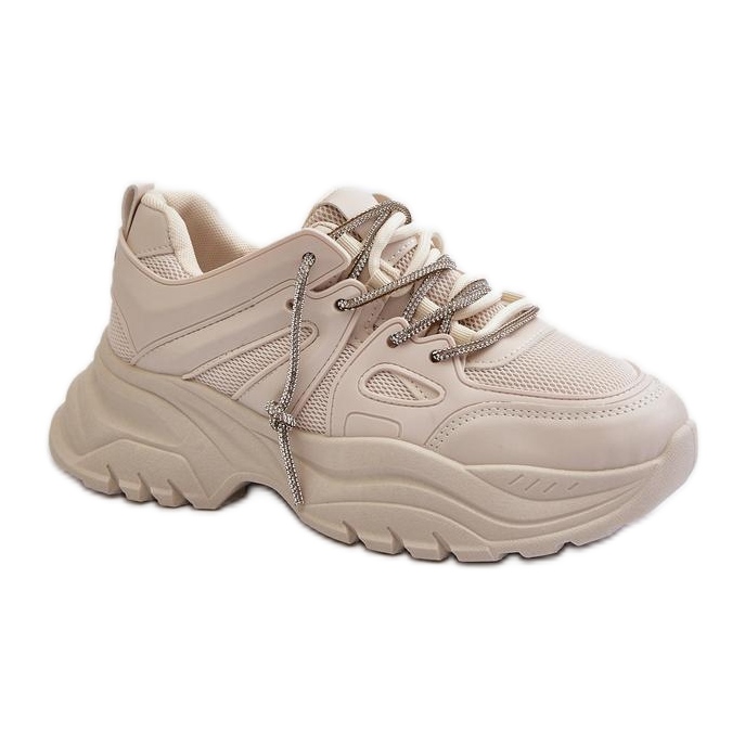 Chaussures de sport sur une plateforme beige massive Chaussures de sport sur une plateforme beige massive