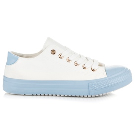 Baskets blanches sur la plate-forme bleue