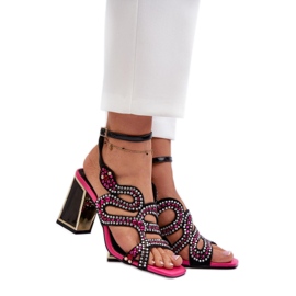 Sandales pour femmes avec décoration sur le talon noir
