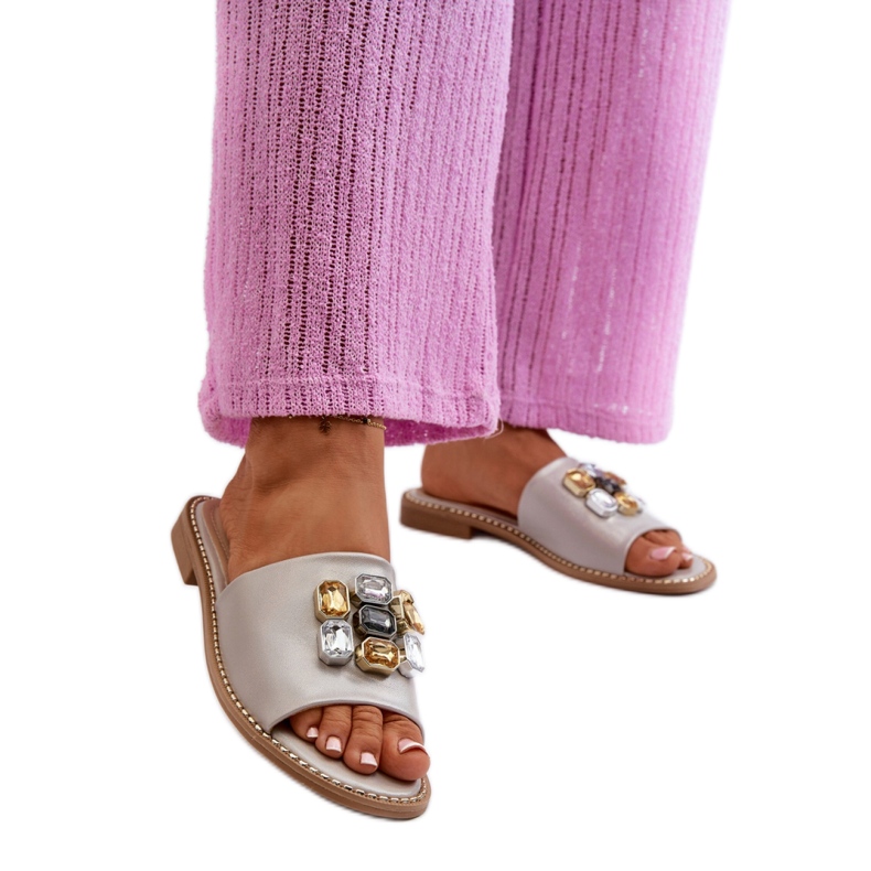 S. BARSKI Sandales plates pour femmes avec décorations beige S. BARSKI Sandales plates pour femmes avec décorations beige