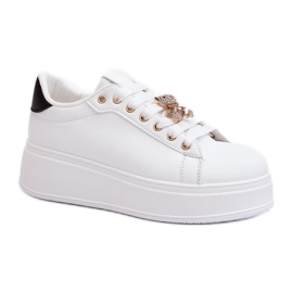 Chaussures de sport avec une épingle blanche