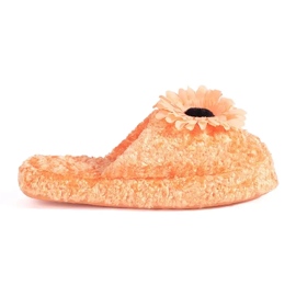Chaussons enfants orange avec une fleur décorative Chaussons enfants orange avec une fleur décorative