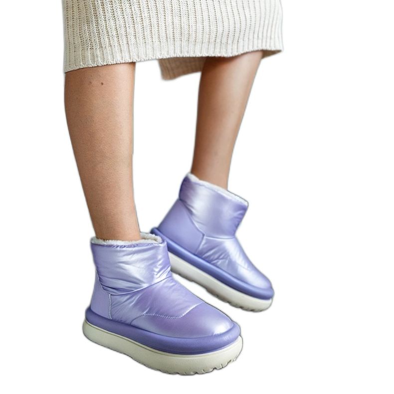 Bottes de neige chaudes violettes sur la plateforme Cores