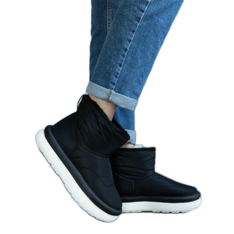 Bottes de neige chaudes noires sur la plateforme Cores le noir