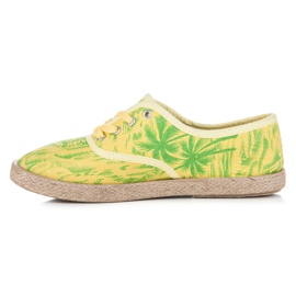 Vices Espadrilles sur la reliure jaune