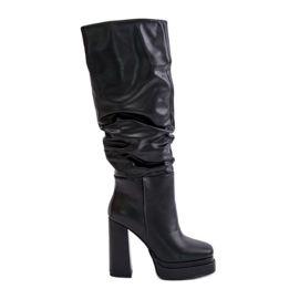 Bottes à enfiler isolées Beridra noires sur un talon haut et une plateforme avec fronces