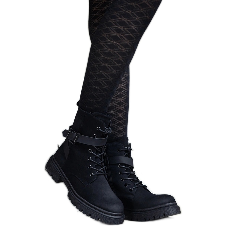 Chaussures de randonnée isolées noires avec abrasions et sangle aux genoux le noir Chaussures de randonnée isolées noires avec abrasions et sangle aux genoux le noir