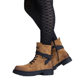 Bottes de randonnée isolées marron avec abrasions et sangle aux genoux brun