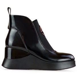 Bottines compensées pour femme en cuir verni. Bottines pour femme élégantes et isolées. noir
