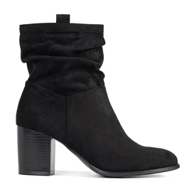 Bottines femme en daim noir sur le poteau