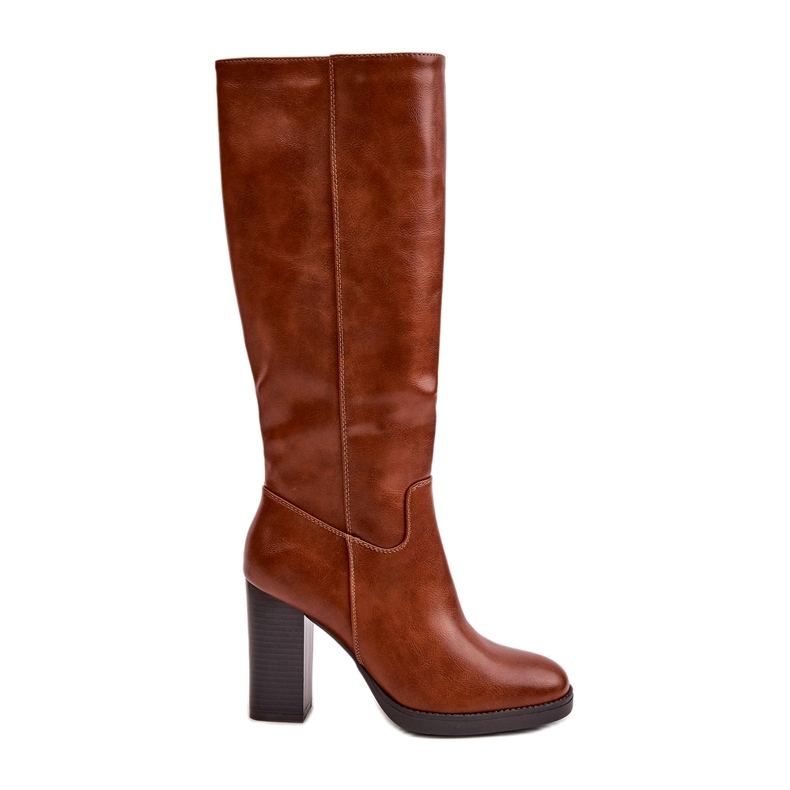 Bottes pour femmes sur le poteau en termes d'éco-cuir devant le chameau du genou brun