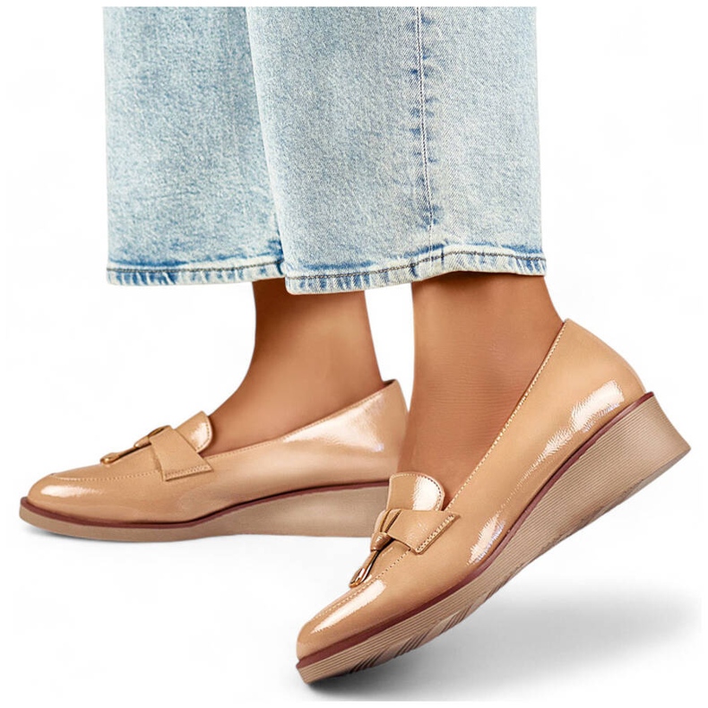 Chaussures laquées pour femmes à talon compensé beige 24-58266BE