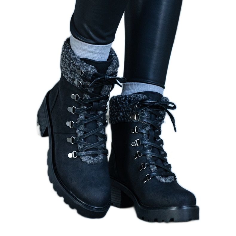 Bottines à lacets noires ornées d'un manteau en peau de mouton Moses le noir