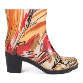 Des bottes en caoutchouc multicolores à talons hauts