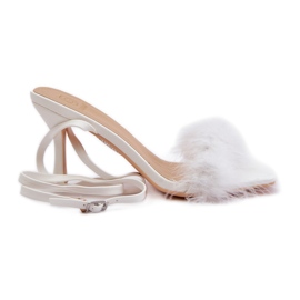 Sandales à talons hauts Emilettra blanches avec plumes Sandales à talons hauts Emilettra blanches avec plumes