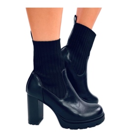 Bottines noires à talons avec revers le noir