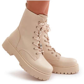 Bottes de femmes isolées avec épingles beige