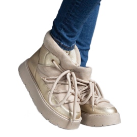 Bottes de neige beiges pour femmes sur la plateforme, isolées avec de la fourrure