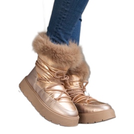 Bottes de neige femme isolées beiges avec fourrure d'or