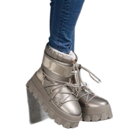 Bottes de neige à plateforme dorées avec inserts vernis d'or