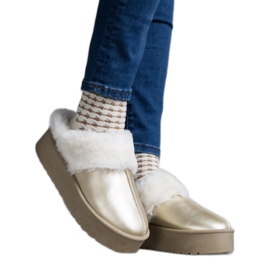Chaussons plateforme dorés ornés de fourrure avec un élastique au talon