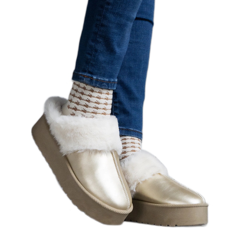 Chaussons plateforme dorés ornés de fourrure avec un élastique au talon d'or
