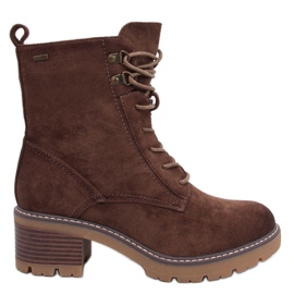 Bottes marron pour femmes isolées avec de la fourrure brun