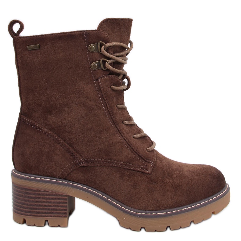 Bottes marron pour femmes isolées avec de la fourrure brun